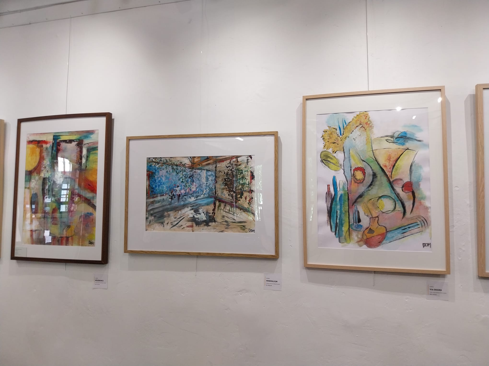 Trois œuvres encadrées de DOMKO exposées au Studio du Faubourg