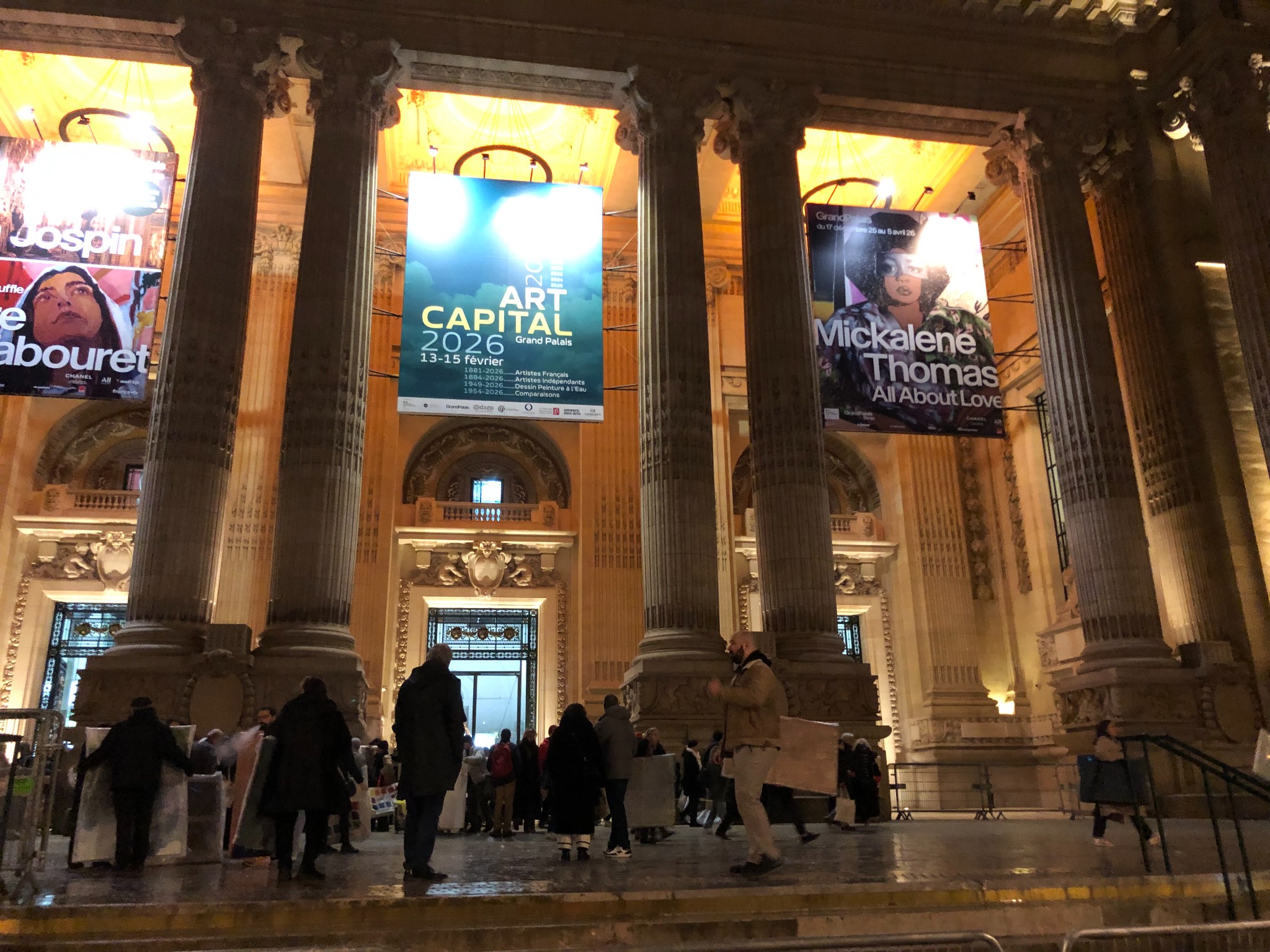 Entrée du Grand Palais illuminée pour Art Capital 2026