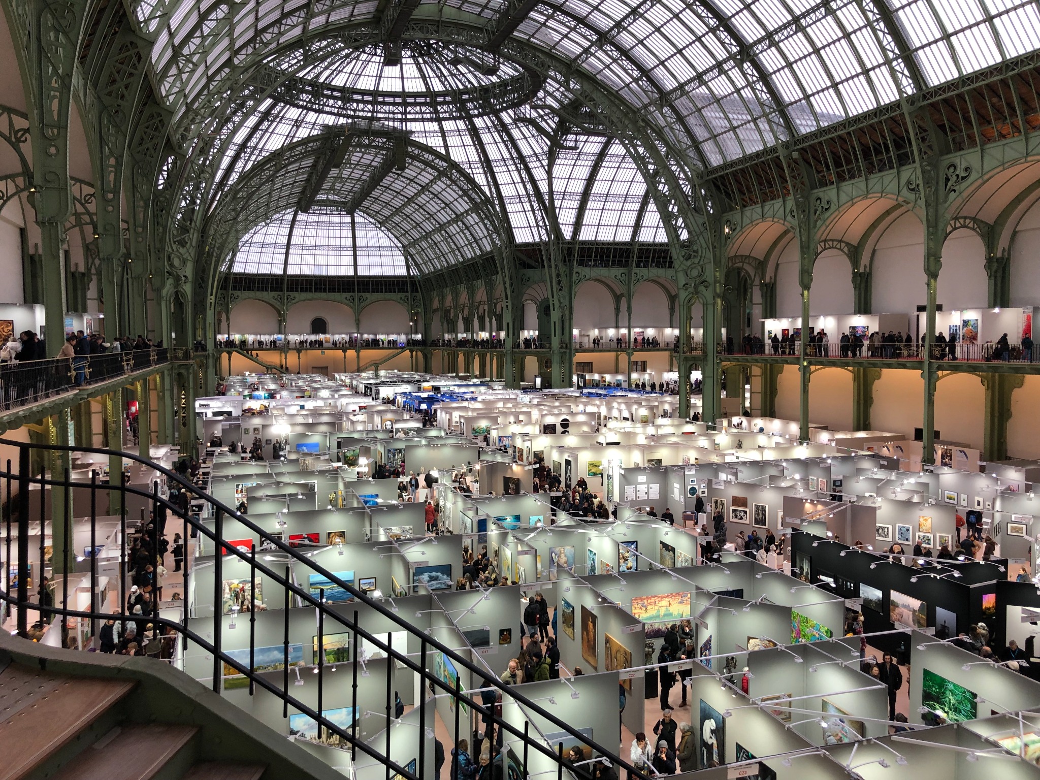 Vue d’ensemble des espaces d’exposition sous la verrière du Grand Palais en 2026