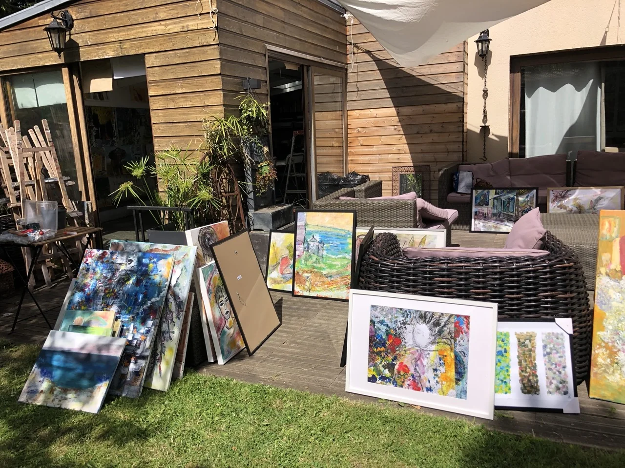 Peintures de Dominique Kosel installées devant son atelier à l’extérieur