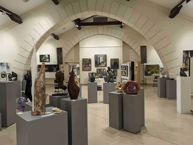 Vue de la salle d’exposition du Carré à la Farine à Versailles